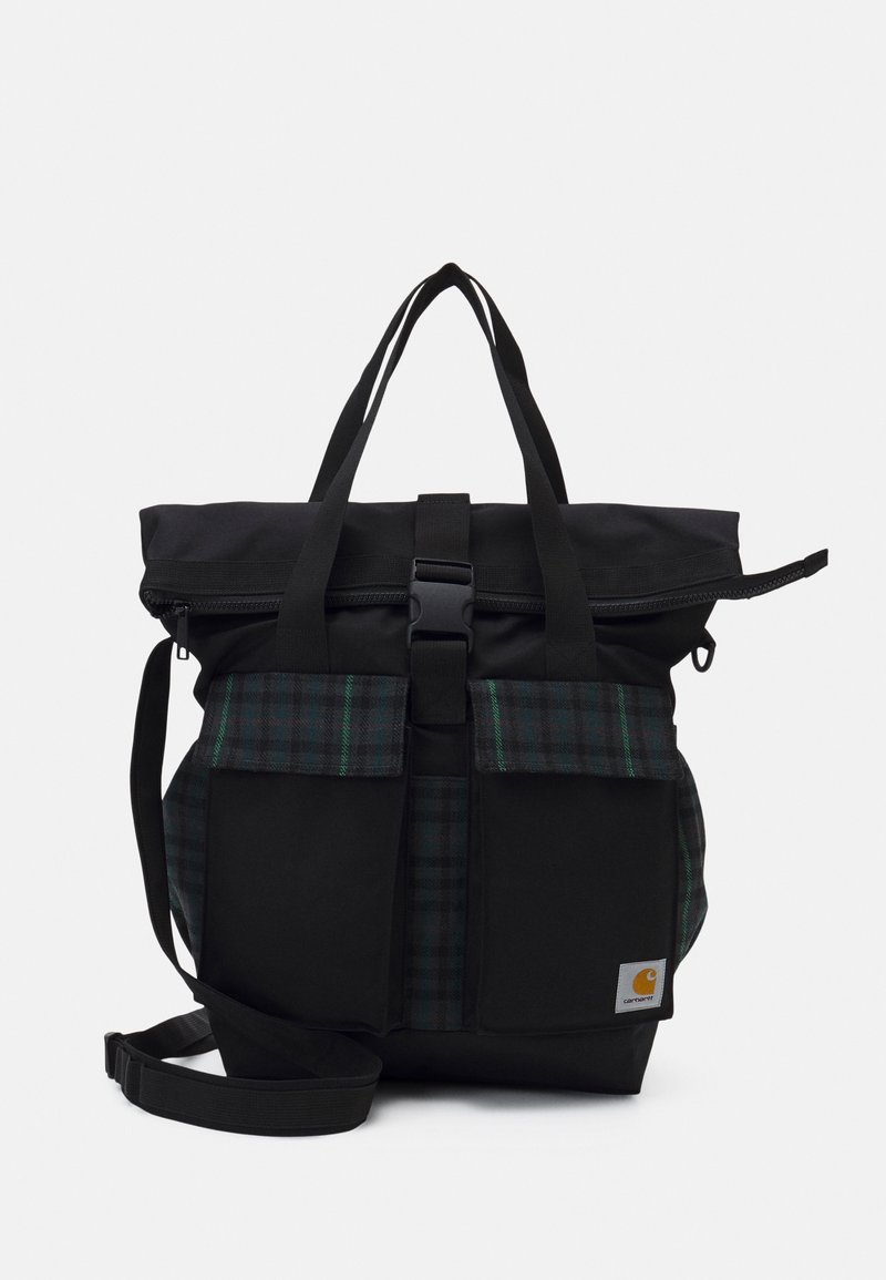 Sac à dos noir à fermeture roulante avec rabats de poche à carreaux, fermeture à boucle frontale, doubles poignées, bandoulière réglable et écusson logo Carhartt.