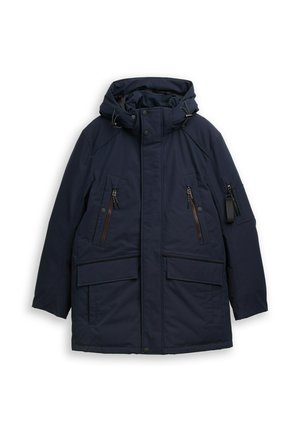 Tumsas zila parka jaka, izgatavota no teksturēta auduma, ar kapuci, ar rāvējslēdzējiem aizdarāmas krūšu kabatas un lielām frontālām kabatām ar kontrastējošiem akcentiem.