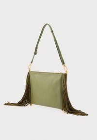 Zöld bőrtáska rojttal két oldalon, levehető pánttal és arany színű fém díszítésekkel. Simább felület és letisztult kialakítás.