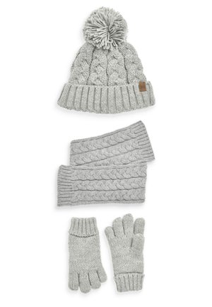 Grau gestrickte Mütze mit Pompon, strukturiertes Kabeldesign. Passende fingerlose Handschuhe und ein breiterer Kabelstrickschal, alles in derselben Farbe.