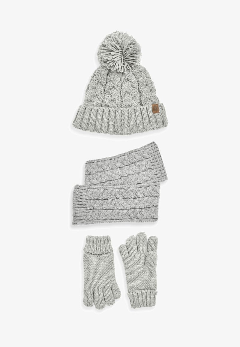 Szürke kötött sapka pom-pommal, textúrált kábelmintával. Hozzáillő ujjatlan kesztyűk és egy szélesebb kábelkötött sál, mindegyik ugyanabban a színben.
