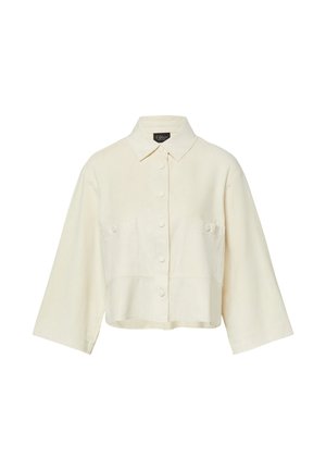 Kremowa krótka kurtka z długimi, szerokimi rękawami, zapinana na guziki z przodu, z klapkowymi kieszeniami na piersiach i zaostrzonym kołnierzem.