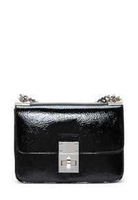 Bolso de hombro de charol negro con forma rectangular, herrajes plateados y cierre de broche con un frente plano. Incluye una correa de cadena.