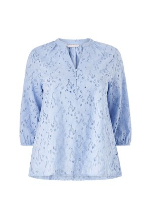 Chemisier bleu clair avec un design en dentelle, manches trois-quarts et décolleté en V. Comprend une fermeture à boutons et des motifs floraux sur l'ensemble.