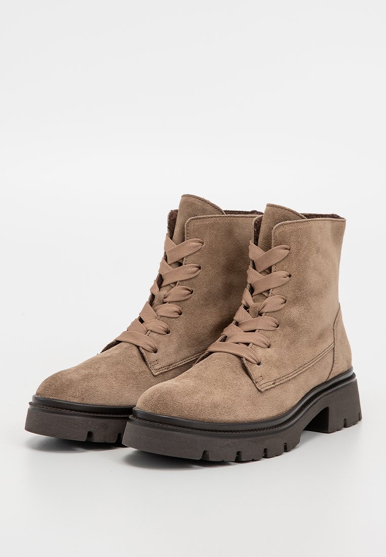 Tan suède enkellaarsjes met een ronde neus, vetersluiting aan de voorkant en een chunky, gestructureerde zool. Kenmerkt zich door een gladde afwerking en duurzame constructie.