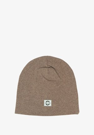 Brun strikket hue med et lille hvidt rektangulært mærke med "mikk-line" logoet foran i midten.