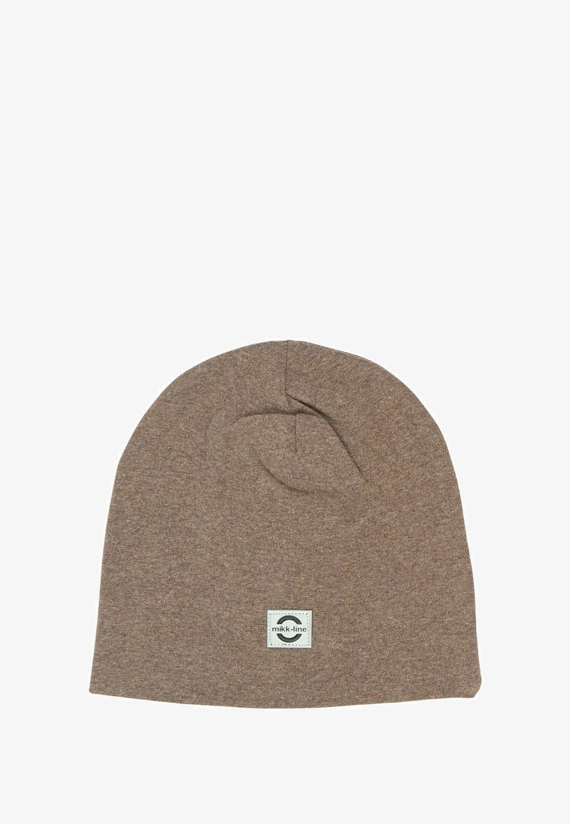 Bonnet en tricot marron avec une petite étiquette rectangulaire blanche portant le logo "mikk-line" au centre à l'avant.