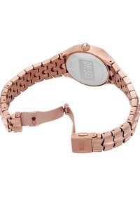 Roségoldene Armbanduhr mit einem Metallgliederarmband, rundem Gehäuse und Quarzbewegung, ausgestattet mit einem strukturierten Verschluss und einem klaren Zifferblatt.