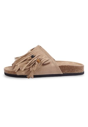 Sandale slide en daim beige avec détails de franges et perles sur la tige, semelle intérieure en liège et semelle extérieure en caoutchouc noir.