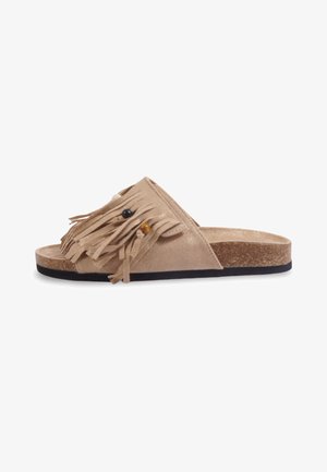 Sandale slide en daim beige avec détails de franges et perles sur la tige, semelle intérieure en liège et semelle extérieure en caoutchouc noir.