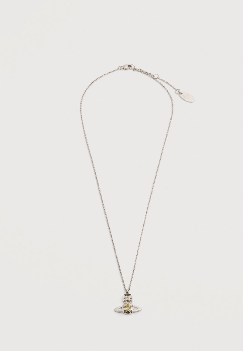 Ασημένιο κολιέ με λεπτή αλυσίδα, που διαθέτει κυκλικό μενταγιόν με ένθετο διάφανο και κίτρινο λίθο. Η αλυσίδα έχει ρυθμιζόμενο κούμπωμα.