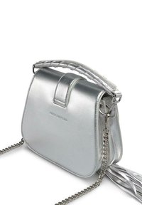 Borsa a tracolla metallici argentei con manico intrecciato, tracolla a catena e un accento a frange. Texture liscia con chiusura magnetica.