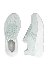 Chaussures de sport vert clair avec une tige en mesh respirant, des accents blancs, et une semelle en caoutchouc épaisse. Comprend des lacets ronds et un détail de logo.