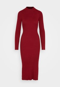 Robe en maille côtelée ajustée à manches longues, rouge profond, col cheminée et longueur midi.