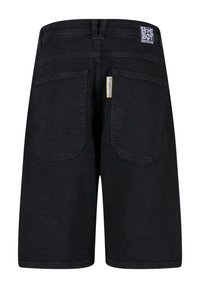 Shorts de mezclilla negra con cuatro bolsillos, costuras en contraste y una etiqueta "homeboy" en la parte trasera, con corte recto y cintura de altura media.