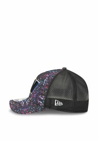 Schwarze Baseballmütze mit einem farbenfrohen Spritzmuster, Netzrücken, gebogenem Schirm und gesticktem Logo an der Seite.