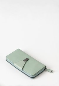 Mintgrünes Lederportemonnaie mit strukturiertem Finish, Reißverschluss und einem Tab-Akzent. Verfügt über ein elegantes, rechteckiges Design.