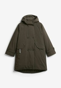 Oliven grøn vandtæt parka med hætte, store frontlommer, knaplukninger og justerbare manchetter. Har en glat stofstruktur.