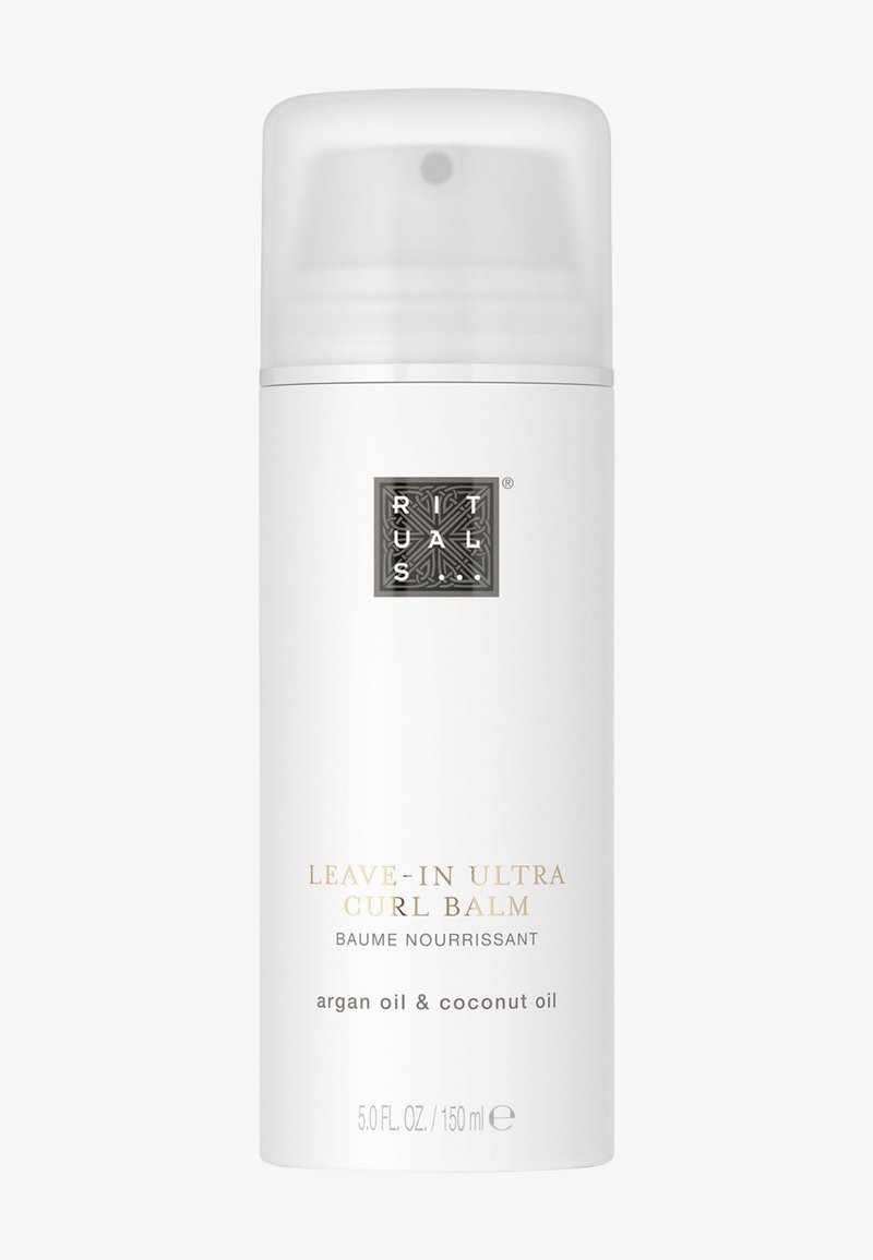 Witte cilindrische container met een doorzichtige dop, gelabeld "Leave-In Ultra Curl Balm" in gouden en grijze tekst. Bevat arganolie en kokosolie.