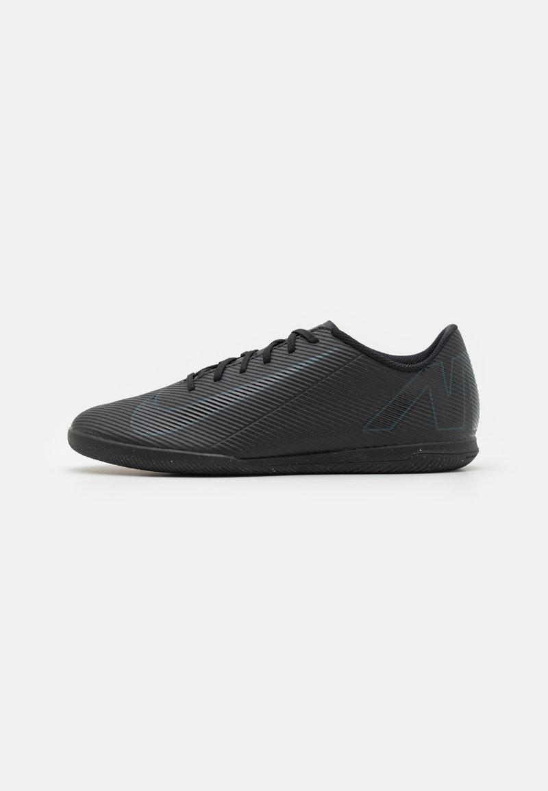 Baskets de sport noires avec une surface texturée, une forme aérodynamique et un design à lacets. Équipées d'un logo discret et d'une semelle en caoutchouc pour une meilleure adhérence.