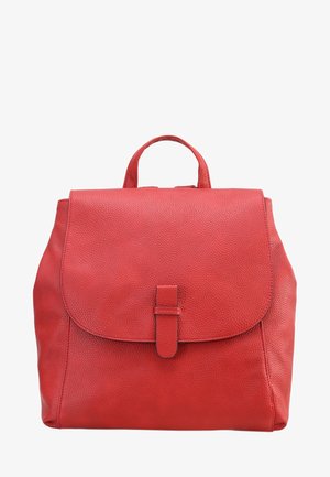Czerwona skórzana torba na plecy z klapą i pojedynczym górnym uchwytem, charakteryzująca się teksturowaną powierzchnią i minimalistycznym designem.