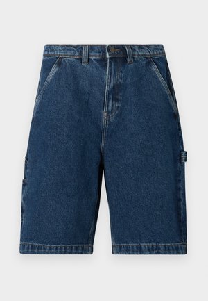 Niebieskie szorty jeansowe z przednimi kieszeniami, szlufkami na pasek, zapięciem na guziki i boczną pętlą, prezentowane na białym tle.