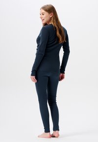 Mörkgrå långärmad topp och leggings-set, figursytt tyg, slät textur, minimala sömmar och design med rund hals.