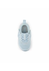 Chaussure de sport bleu clair avec tige en maille, semelle blanche plate, motifs texturés, sangle élastique et détail de logo sur le côté.