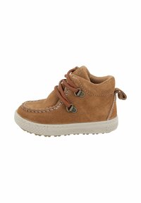 Stivale alla caviglia in suede marrone con suola in gomma beige, design con lacci e occhielli in metallo, e cuciture a contrasto lungo i bordi.