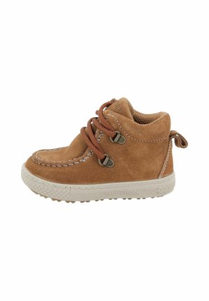 Stivale alla caviglia in suede marrone con suola in gomma beige, design con lacci e occhielli in metallo, e cuciture a contrasto lungo i bordi.