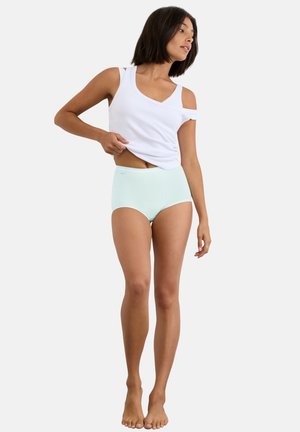 Jasnoniebieskie majtki z wysokim stanem wykonane z miękkiego materiału, charakteryzujące się gładką fakturą i minimalistycznym designem z prostym pasem.