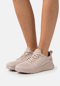 Skechers Wide Fit - BOBS SQUAD CHAOS - Tenisice - nude Minijatura 1