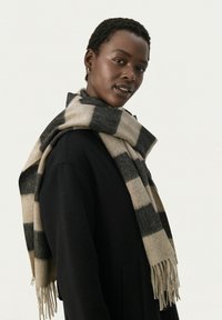 Part Two KITHA - Bufanda - black stripe