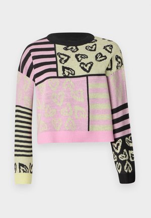 Häkelpullover mit einem verkürzten Design in Pink, Grün, Schwarz und gestreiften Mustern, verziert mit Herzmotiven und einem gerippten Halsausschnitt.