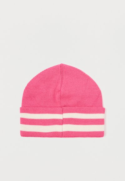 Roze gebreide beanie met een omgeslagen rand, versierd met witte en lichtroze horizontale strepen. Soepele textuur en ronde topvorm.