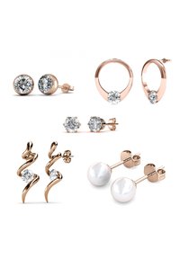 Vier paar oorbellen: roségoud met ronde en hexagonale heldere stenen, parelaccenten en gebogen, kronkelige ontwerpen.