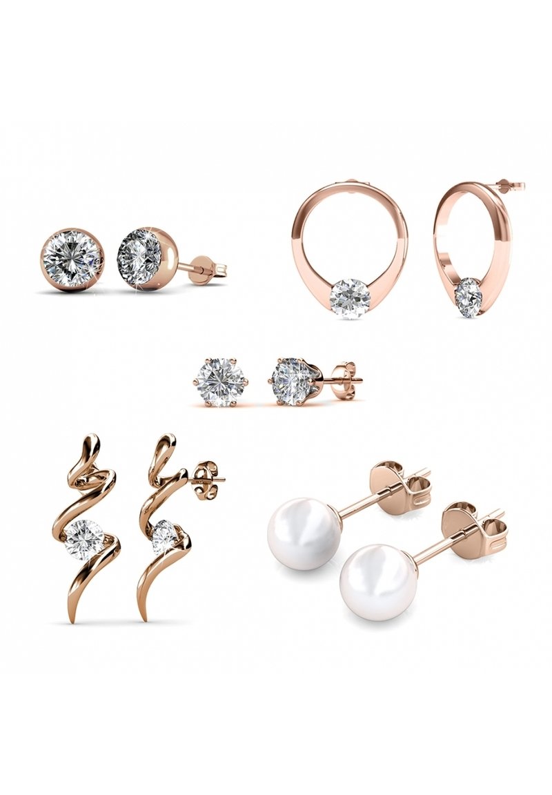 Vier paar oorbellen: roségoud met ronde en hexagonale heldere stenen, parelaccenten en gebogen, kronkelige ontwerpen.