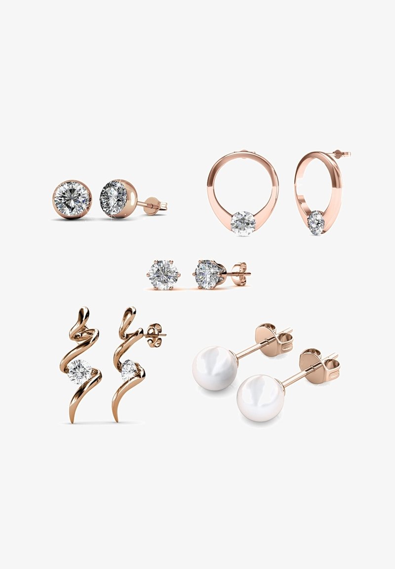 Quattro paia di orecchini: metallo oro rosa, con pietre trasparenti rotonde e esagonali, accenti di perla e design curvi e contorti.
