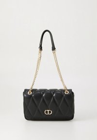 Svart vattert skinnhåndveske med gullfarget kjedestropp og logo-detalj. Har diamantformede mønstre og en strukturert rektangulær form.