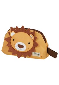 Bolsa amarilla en forma de león hecha de tela con detalles de fieltro. Presenta la cara de un león, una melena marrón y un cierre de cremallera. Incluye una correa en el lateral.