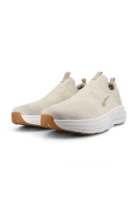 Beiga slip-on sneakers med en texturerad stickad ovandel, elastisk krage och en vit dämpad sula. Ljust brunt gummiyttersula.