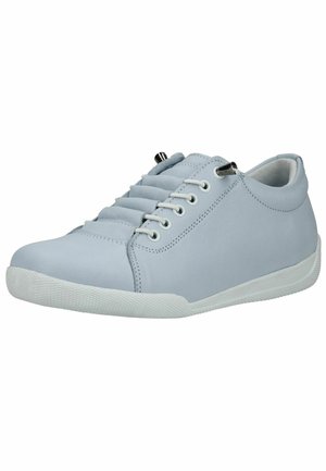 Zapatilla deportiva de caña baja azul claro con cordones blancos, lengüeta acolchada suave y suela de goma blanca, diseñada para uso casual.