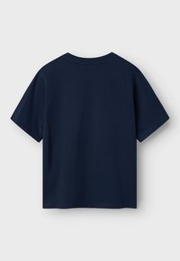 Marineblauwe t-shirt met korte mouwen en ronde hals, gemaakt van katoen, met een eenvoudig ontwerp en een relaxte pasvorm. Gladde textuur, geen patronen.