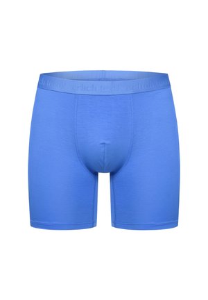Blaue Herren-Boxershorts mit einem breiten elastischen Bund, der dezent geprägte Markenlogos aufweist, präsentiert vor weißem Hintergrund.