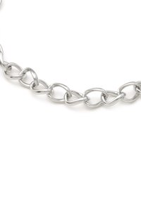 Catena in metallo argento con maglie ovali, caratterizzata da una superficie liscia e una finitura uniforme. Ogni maglia è interconnessa, creando un design flessibile.