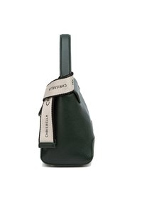Groene leren handtas met een gestructureerde afwerking. Heeft een bovenhandvat en een contrasterende schouderband met "CHRISBELLA" in zwart gedrukt.