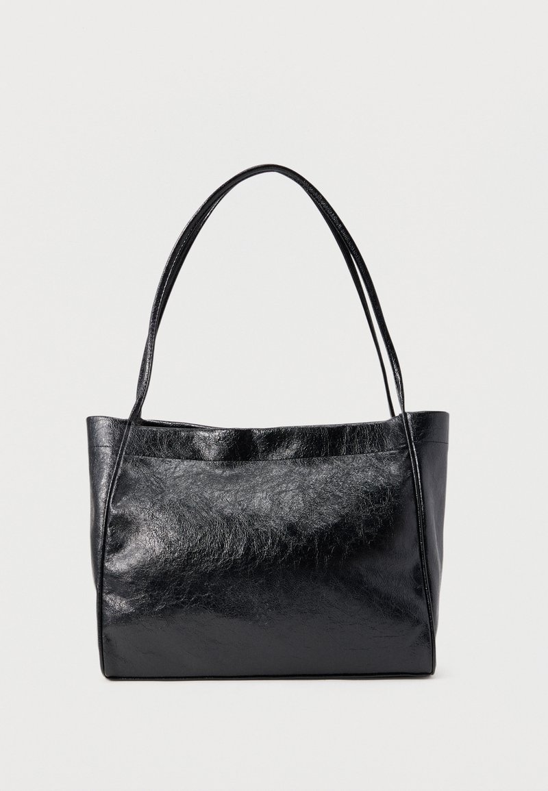 Μαύρη δερμάτινη τσάντα ώμου με δύο ιμάντες και λεία, ελαφρώς υφή επιφάνεια σε μονόχρωμο φόντο.