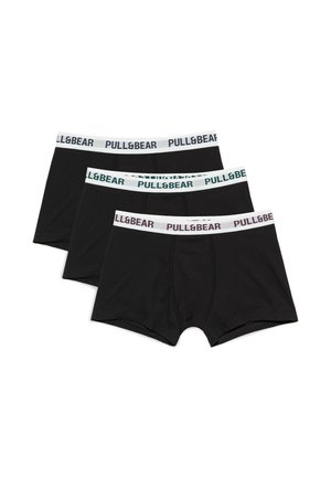 Tri čierne pánske boxerky s bielymi elastickými pásikmi v páse, na ktorých je názov značky "PULL&BEAR" v rôznych farbách.