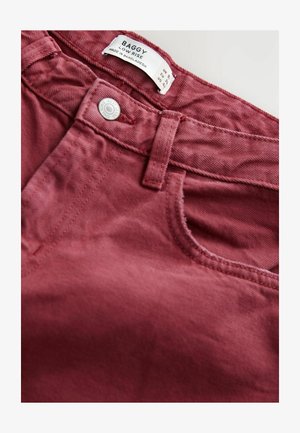 Volné kalhoty s nízkým pasem v tmavě burgundské barvě, vyrobené z bavlněné tkaniny. Obsahují přední kapsu, zapínání na knoflík a detaily prošívání.