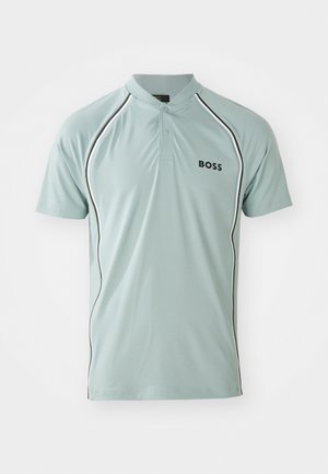 Polo in un leggero verde menta, con colletto a bottoni, dettagli in piping nero e un piccolo logo "BOSS" sul petto. Tessuto dalla superficie liscia.